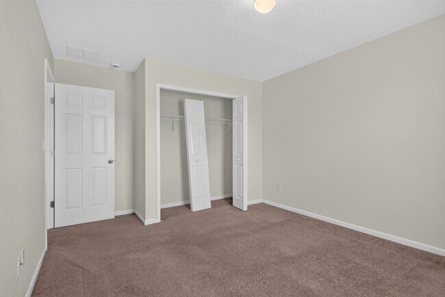 Building Photo - Large 4 bedroom home in Oakleaf