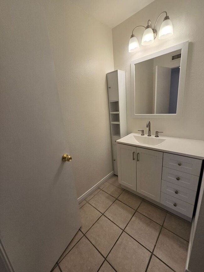 Building Photo - Unique 3 bedroom home located in the vibra...