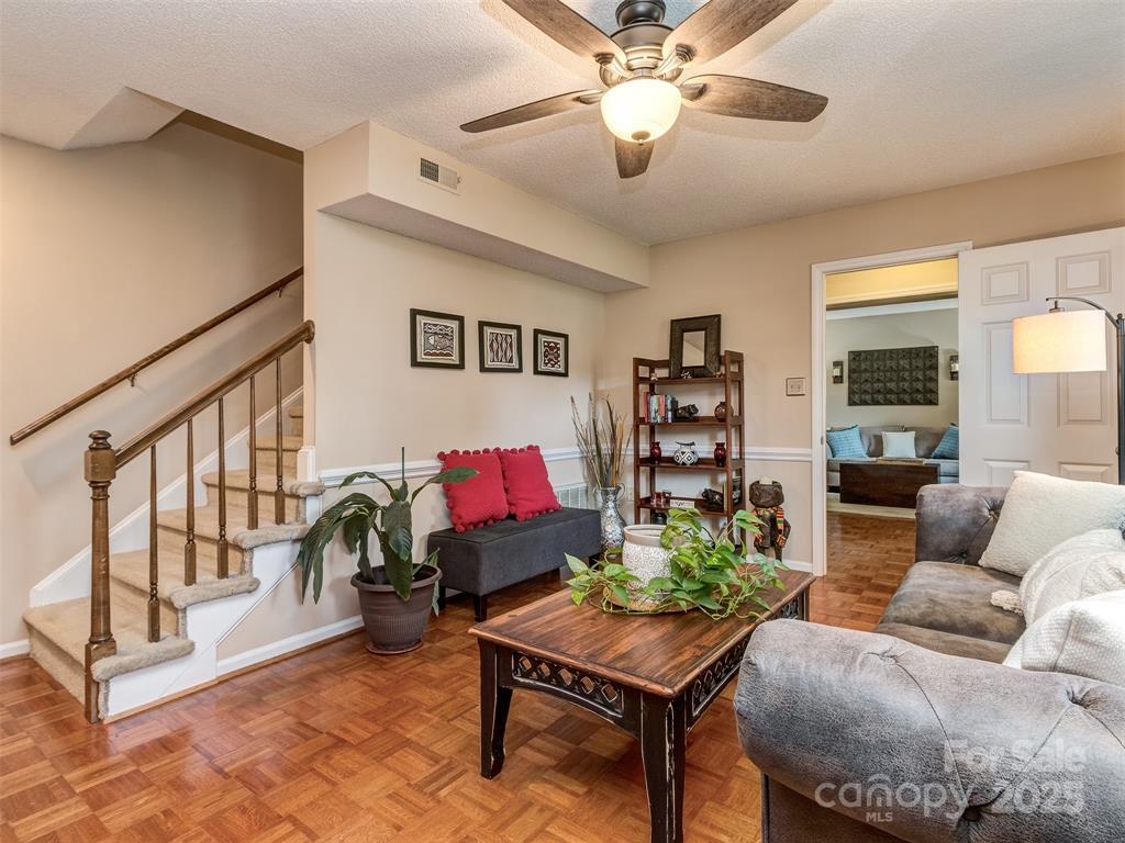 Building Photo - 8715 Parkchester Dr