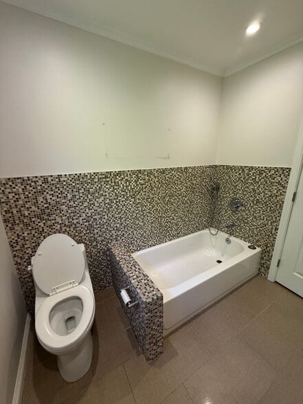 Building Photo - 5906 Graves Ave