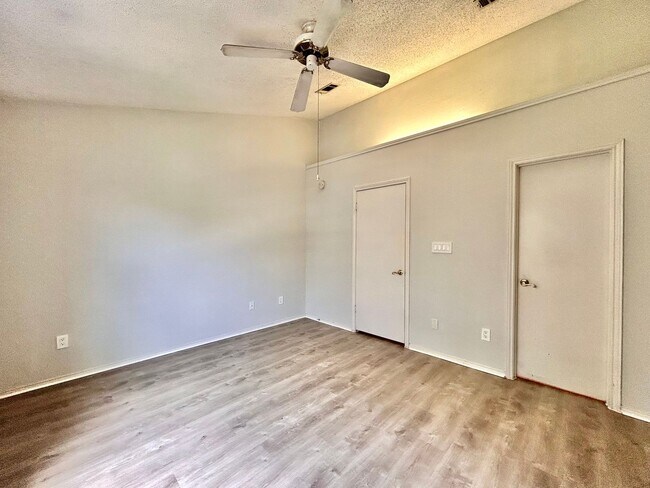 Building Photo - Lovely Rental with 2 Beds, 2.5 Baths & Spa...