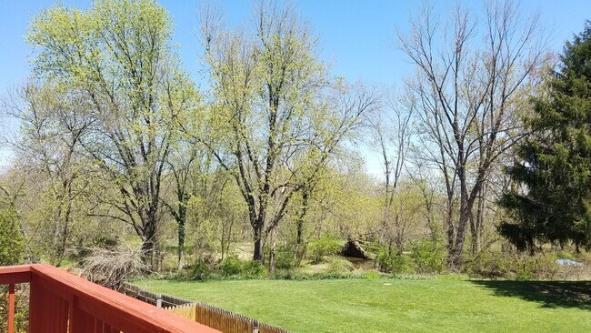 Building Photo - End Unit townhouse in established Frederick neighborhood ready for you!