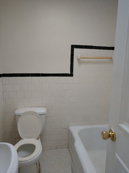 Building Photo - 923 Bonaparte Ave