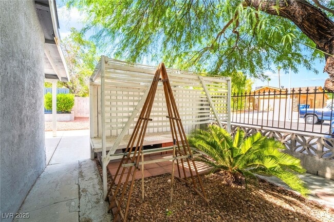 Building Photo - 3209 Kings Way