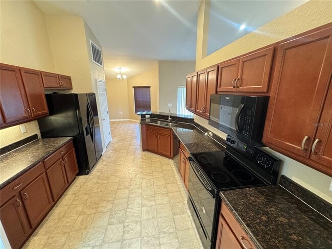 Building Photo - 4876 Summerfield Cir
