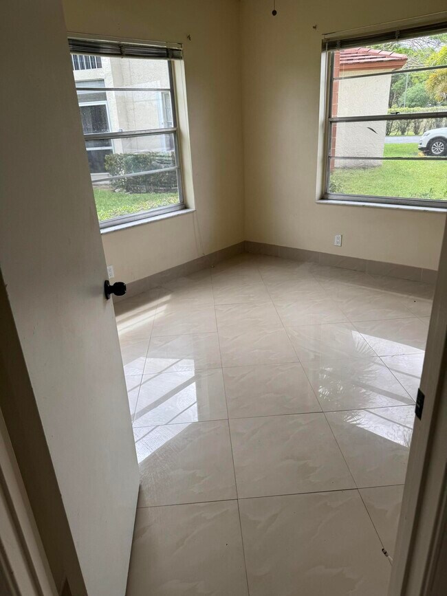 Building Photo - 9921 Three Lakes Cir