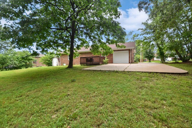 Building Photo - 220 Marshall Dr
