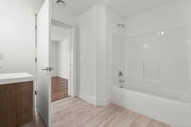 Building Photo - 245 E Main St