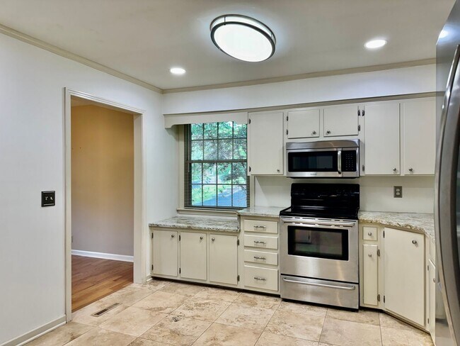 Building Photo - Nice 5BR Home in Perfect Location