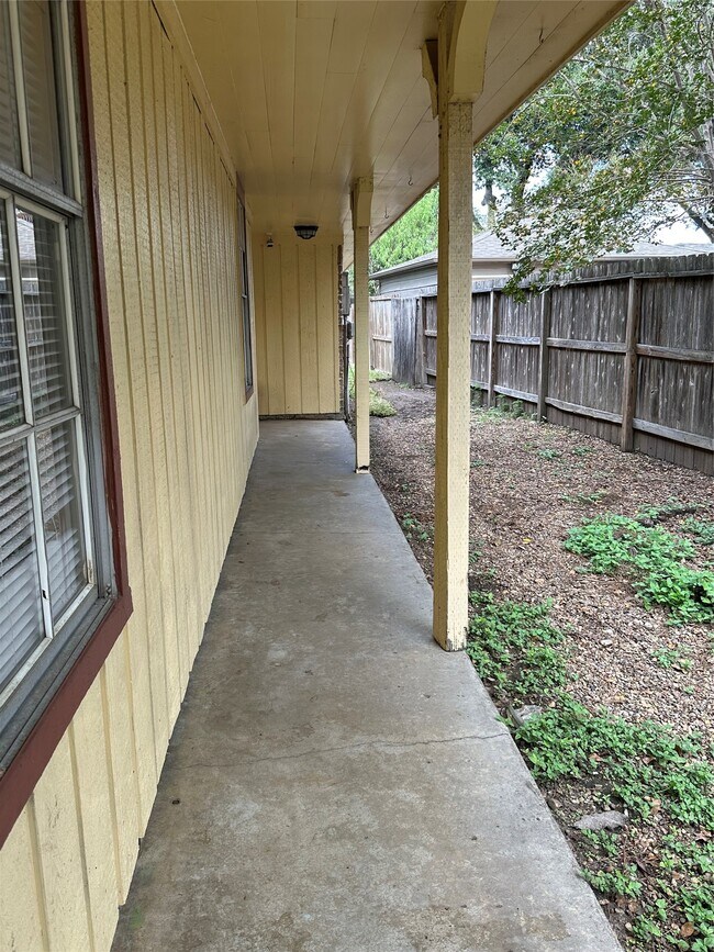 Building Photo - 9618 S Petersham Dr