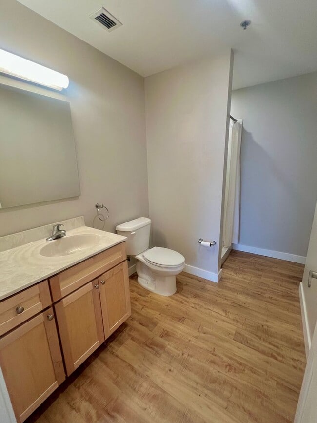 Building Photo - Putnam Winslow– $1,350 – 1 Bathroom Studio, 300 SQ.FT. – UTILITIES INCLUDED, Available 7/15/26