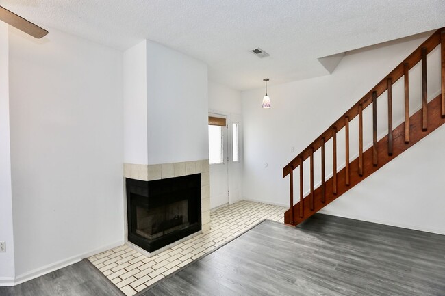 Building Photo - Updated Chimney Hill Condo Available 03-25...