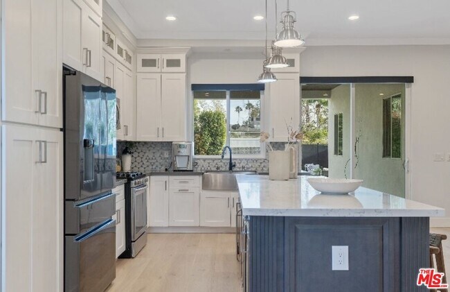 Building Photo - 19148 W Oxnard St