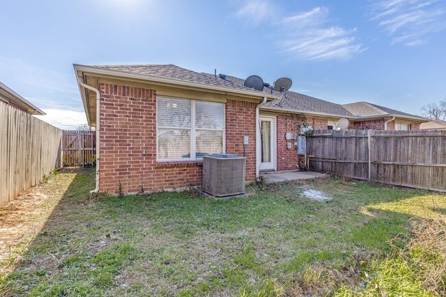 Building Photo - Dynamite Duplex in Arlington - Great Space!