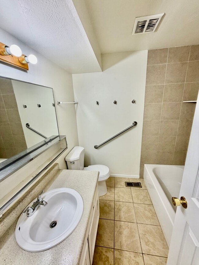 Building Photo - 8287 Ivy Dr