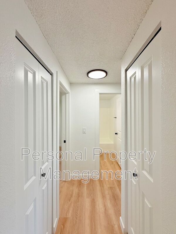 Building Photo - 7422 NE Hazel Dell Ave