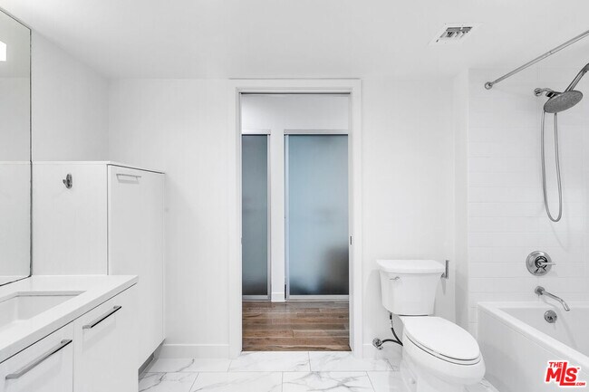 Building Photo - 901 Flower St