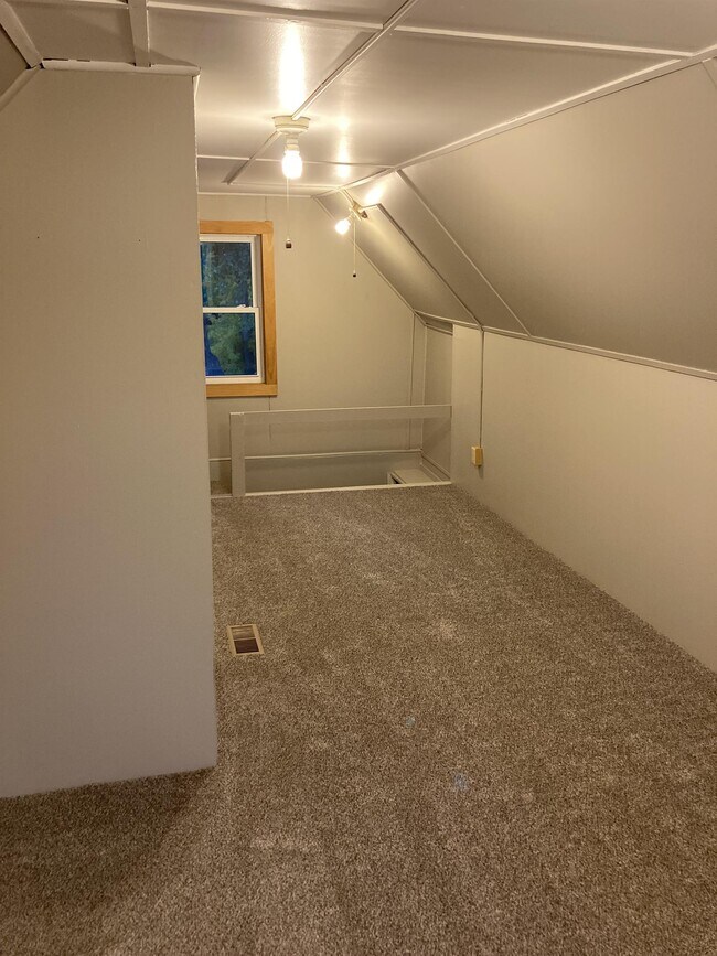 Building Photo - 630 W 7th Ave