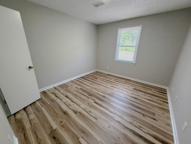 Building Photo - Freshly Renovated Townhome 3 Bed, 1.5 Bath