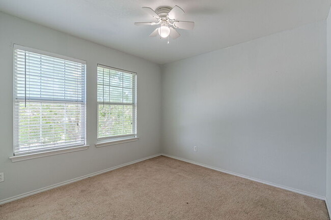 Building Photo - 164 Springtree Hollow