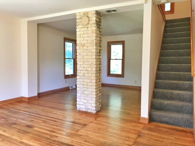 Building Photo - 2 Bedroom, 1.5 Bath Farm HOUSE, LARGE Yard, 2.5 Car Garage! UPDATES!