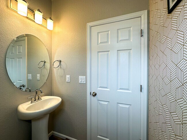 Building Photo - Almost Brand New Meadowlark 4bd 3.5ba home