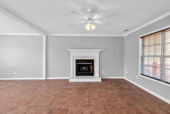 Building Photo - 302 Altavista Loop