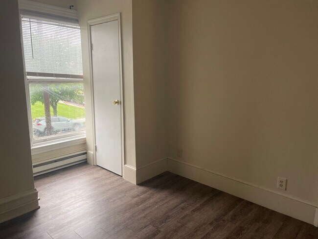 Building Photo - 624 E King St