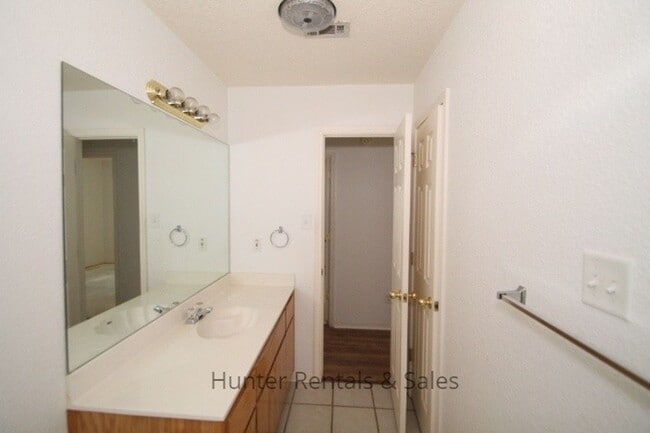 Building Photo - Thunder Creek Duplex