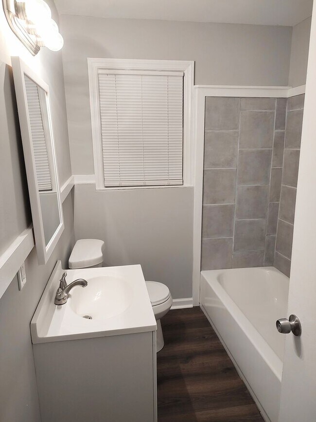 Building Photo - Large 3BR/2BA Near Downtown Savannah Home For Rent