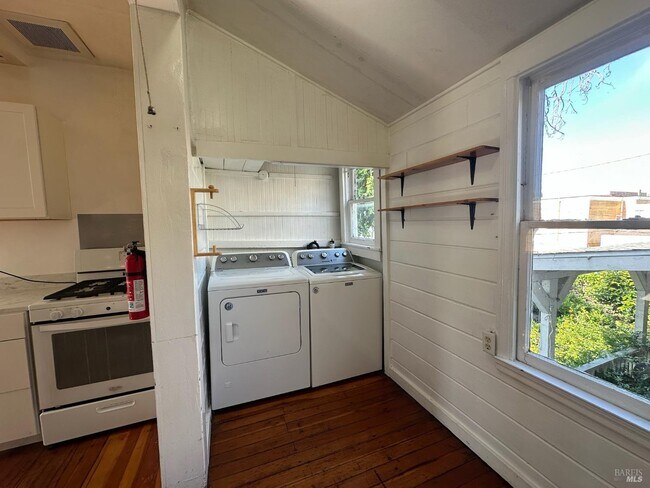 Building Photo - 519 Virginia St