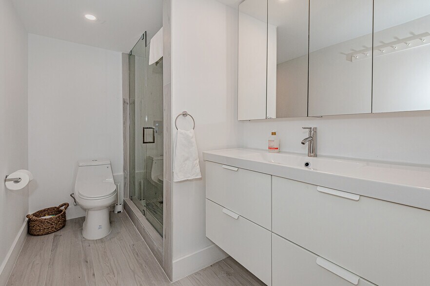 Building Photo - 2301 Collins Ave