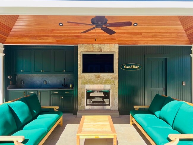 Building Photo - 3 Field Club Ln