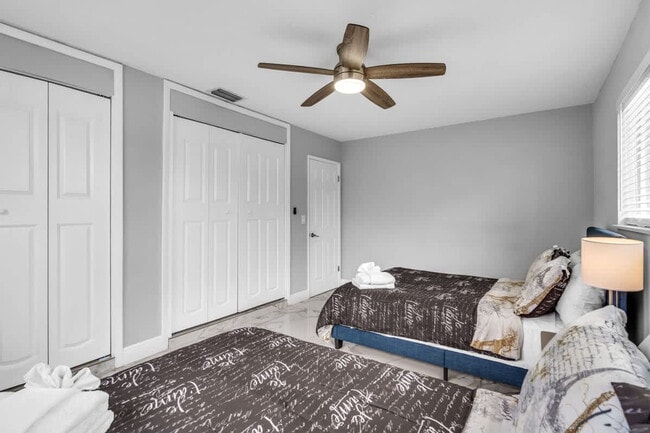 Building Photo - 340 SE 3rd Ct