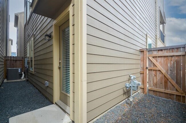 Building Photo - 1403 Adell Rose Ln