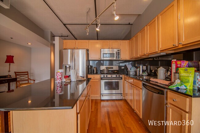 Building Photo - 933 W Van Buren St