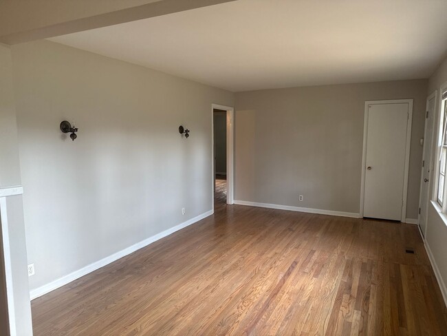 Building Photo - 2BD/1 BA