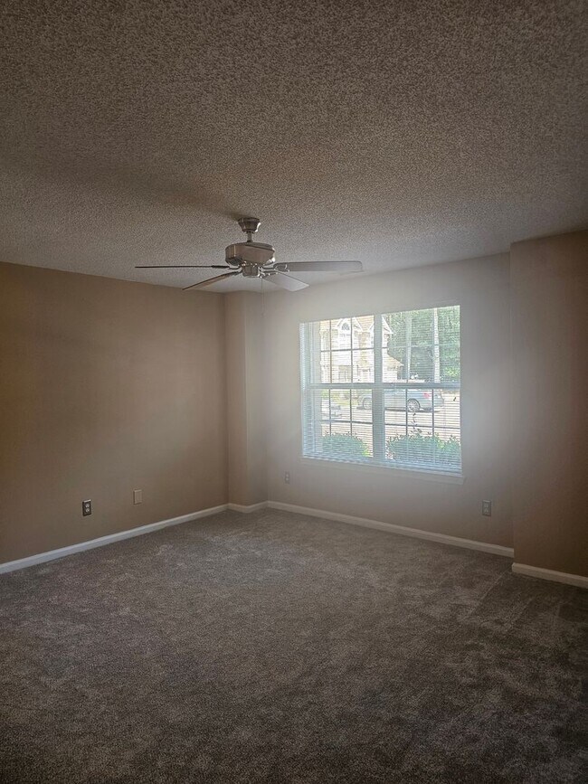 Building Photo - 315 Gainsborough Square
