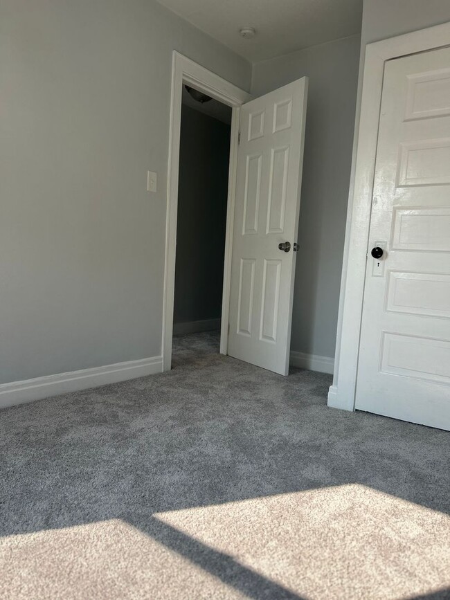 Building Photo - 3 bedroom, 1 bath single family house