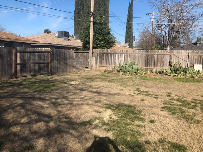 Building Photo - Large 3 Bedroom 2 Bath 1/2 Plex in Rancho ...