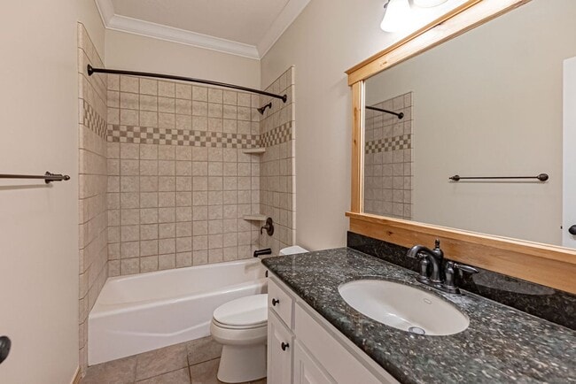 Building Photo - Beautiful- 5 bed/3 bath, 3 car garage and ...