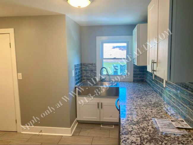 Building Photo - Updated 4 Bed 3 Bath Home in KCMO-Available NOW!!