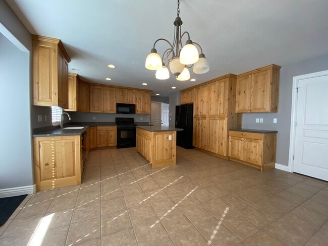 Building Photo - 6 Bedroom/3.5 Bathroom Home In Syracuse!