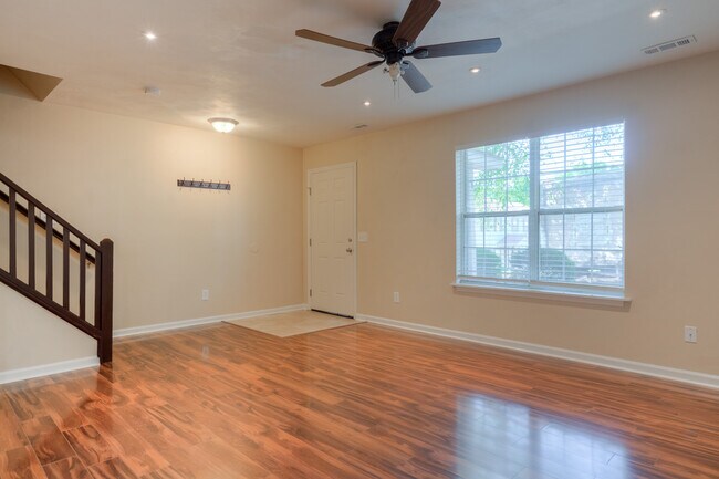 Building Photo - 846 Patrick Henry Dr