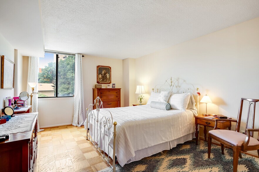 Spacious bedroom - 118 Monroe St