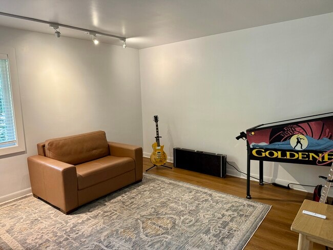 Building Photo - 521 N Oak St