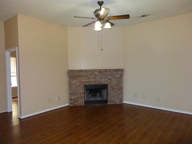 Building Photo - 34602 Lake Side Dr