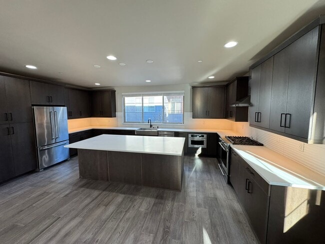 Building Photo - 4Bd/3.25Ba Kirkland Townhouse