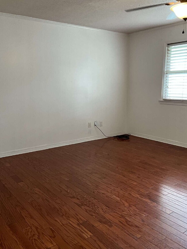 Building Photo - 3 bedroom 2 bath Single Family Home with N...