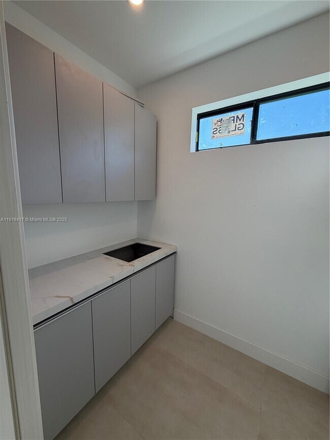 Building Photo - 1337 NE 13th Ave